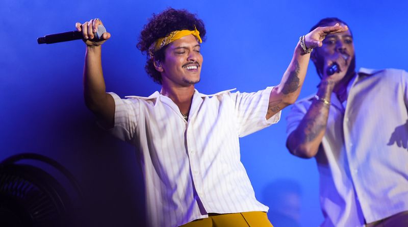 Bruno Mars entrega show grandioso com sucesso de hits no The Town