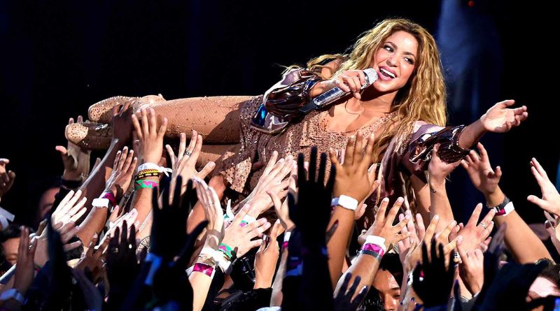 Shakira brilha no VMA e leva troféu